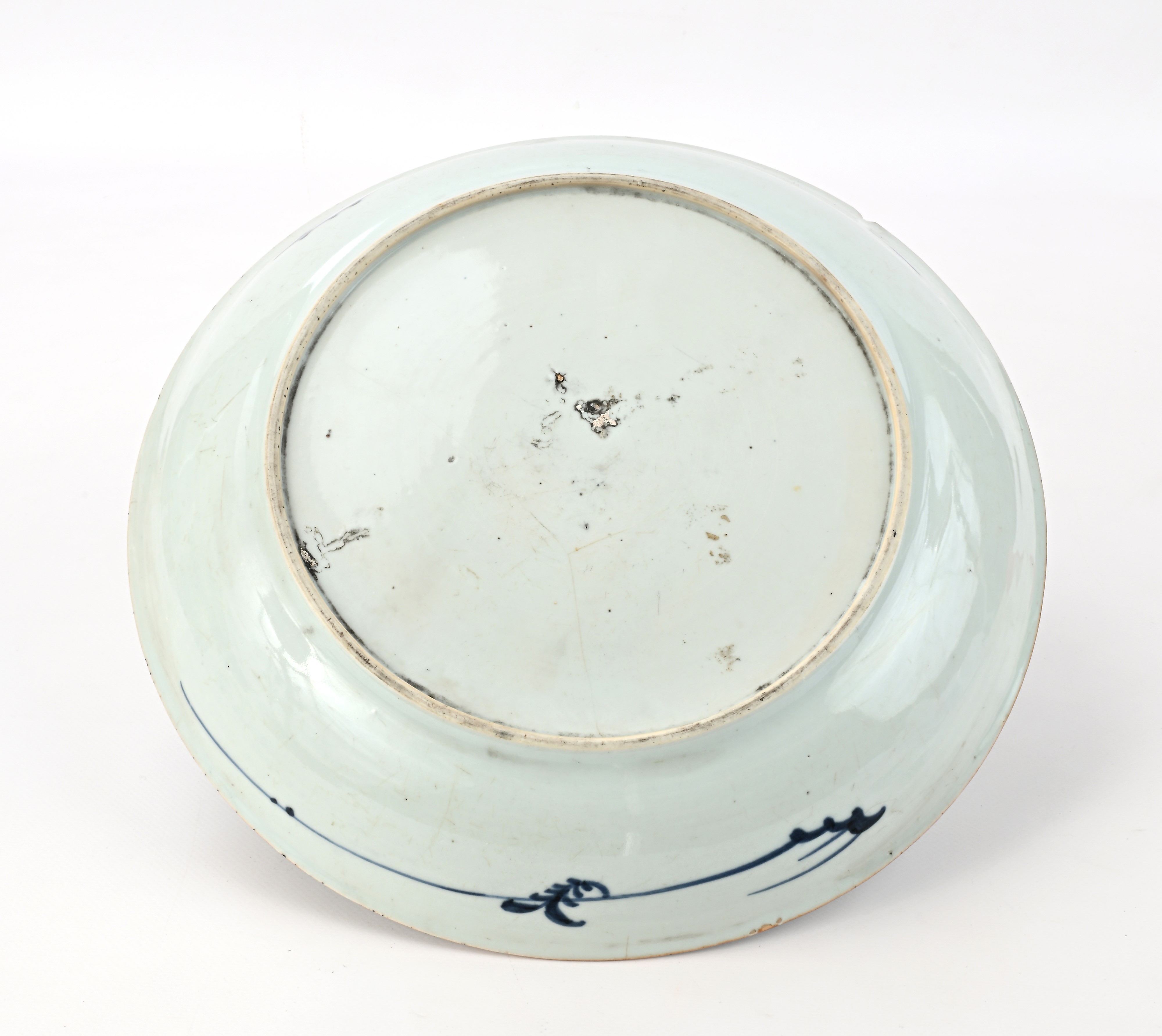 Grande Piatto in Porcellana con Fitta Decorazione in Blu a Motivi Floreali, Cina, XVIII Secolo