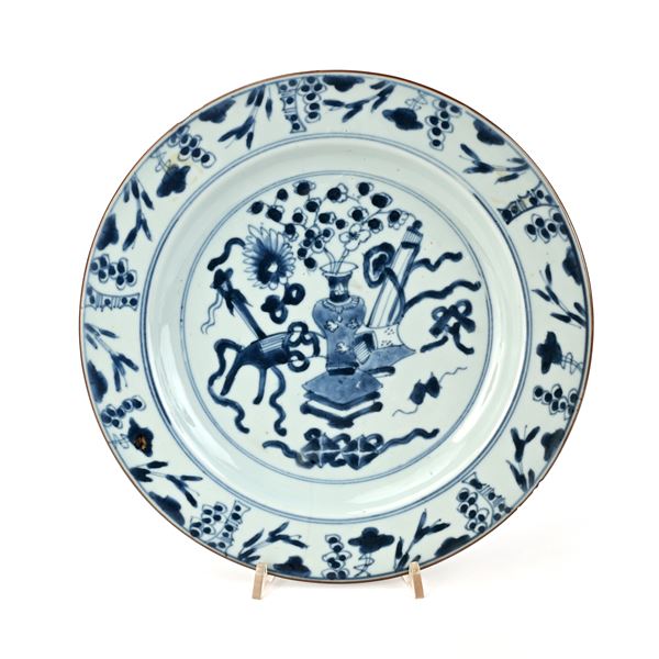 Piatto in porcellana bianca decorato in monocromia blu, Cina, Compagnia delle Indie, XVIII secolo
