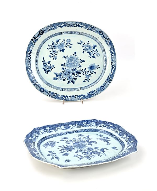 Due vassoi diversi in porcellana bianca e blu, Compagnia delle Indie, XVIII secolo