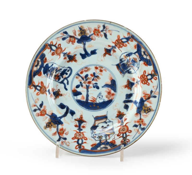 Piatto in porcellana Imari, Cina, XVIII secolo, diametro cm 22,5