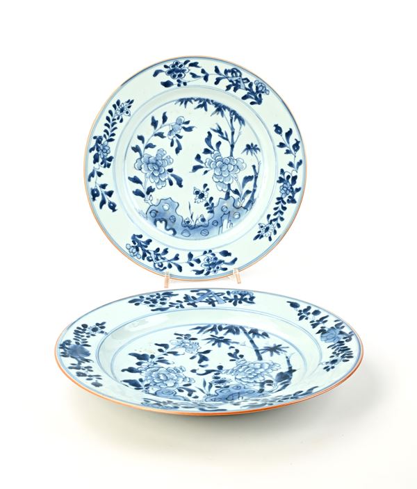 Coppia di piatti da portata circolari in porcellana bianca con decorazione monocroma blu, Cina, XVIII secolo