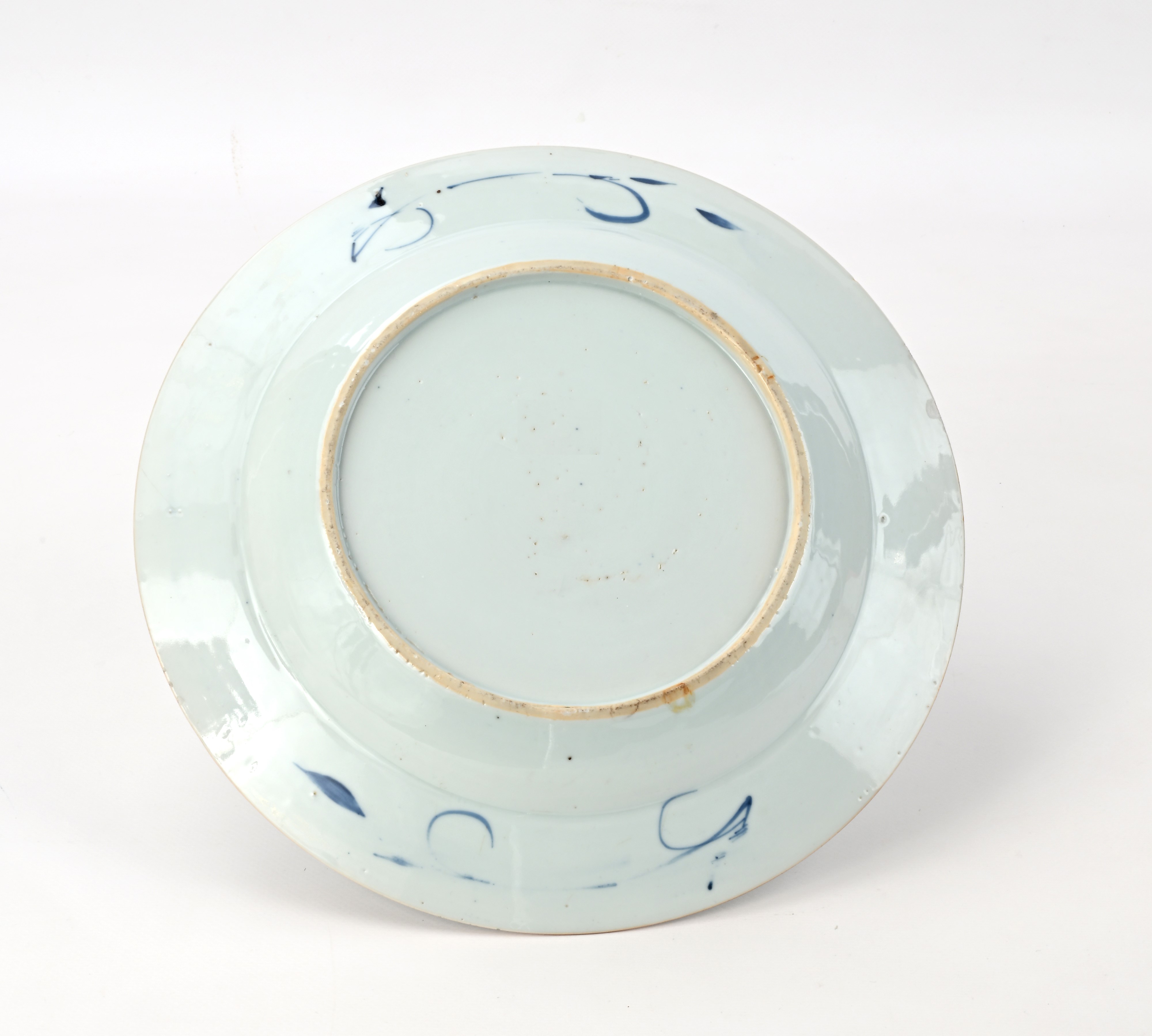 Cina, Coppia di piatti da portata circolari in porcellana bianca con decorazione monocroma blu, X...
