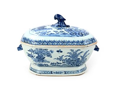 Zuppiera con coperchio in porcellana bianca e blu, Cina, dimensioni cm 23x35x23