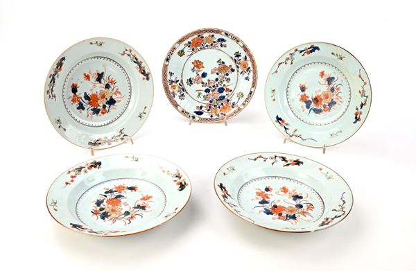 Cinque piatti diversi in porcellana decorata nei toni dell'Imari, XVIII secolo