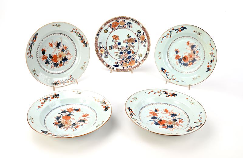 Cinque piatti in porcellana Imari, XVIII secolo, diametro cm 23 e cm 22,5
