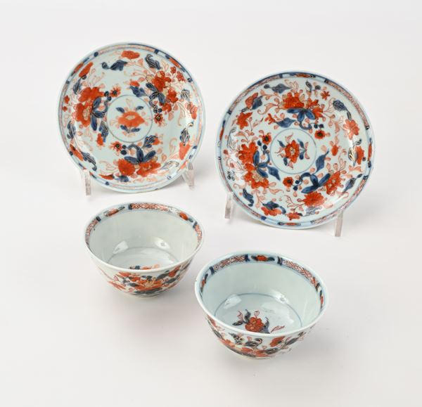 Coppia di bowls con piattino in porcellana Imari, XVIII secolo