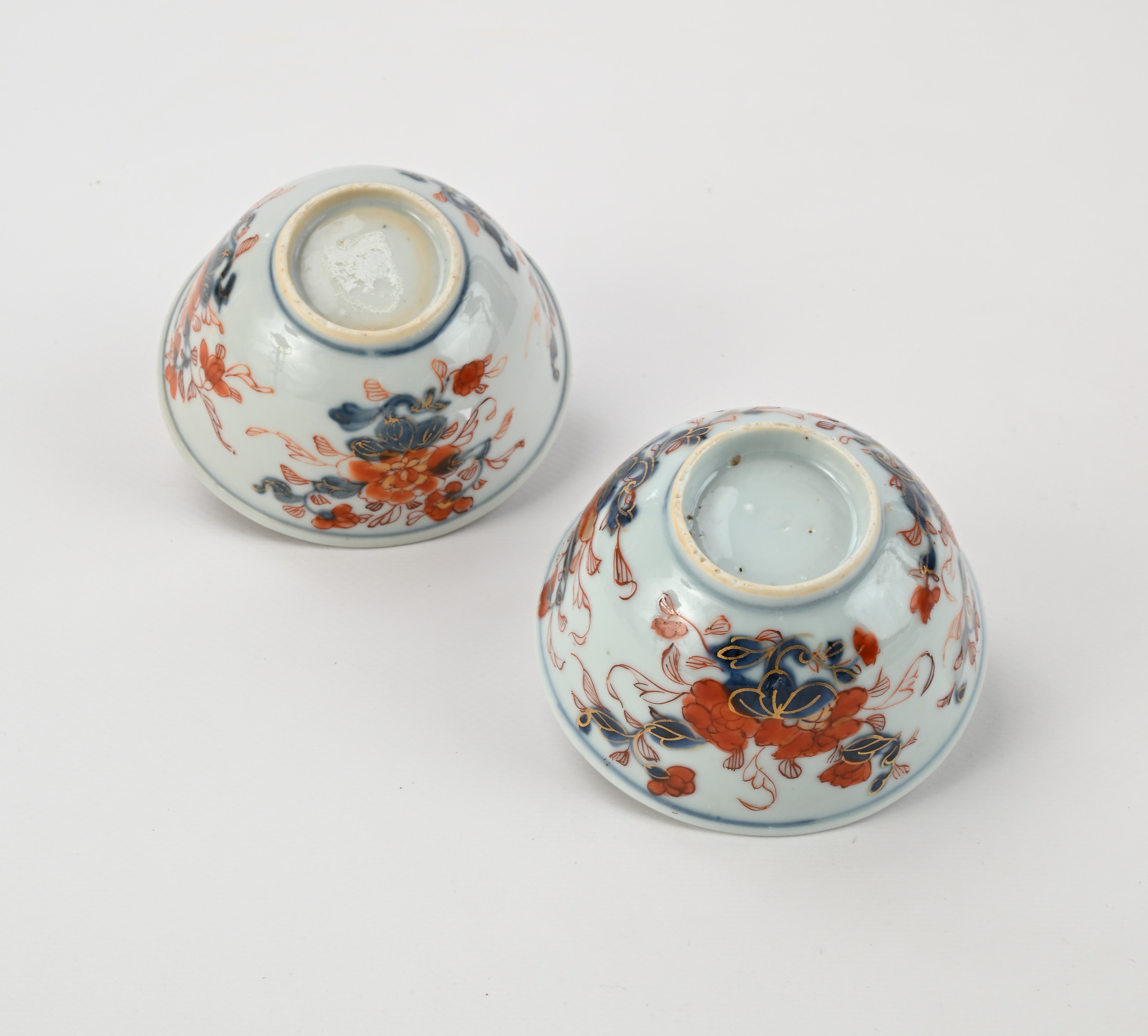 Coppia di Bowls con Piattino in Porcellana Imari, XVIII Secolo