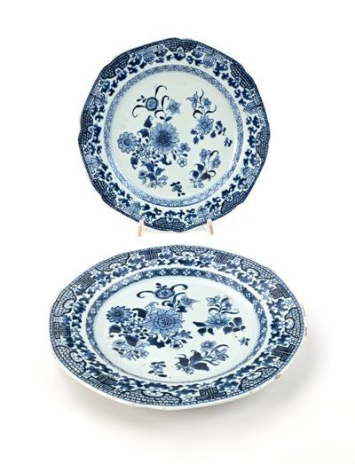 Cina, Coppia di piatti ottagonali in porcellana bianca e blu, XVIII secolo
