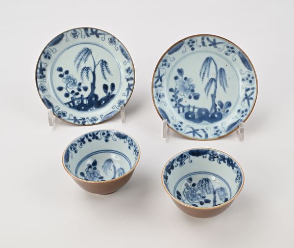 Coppia di coppette con piattino in porcellana bianca e blu, Cina, XVIII secolo