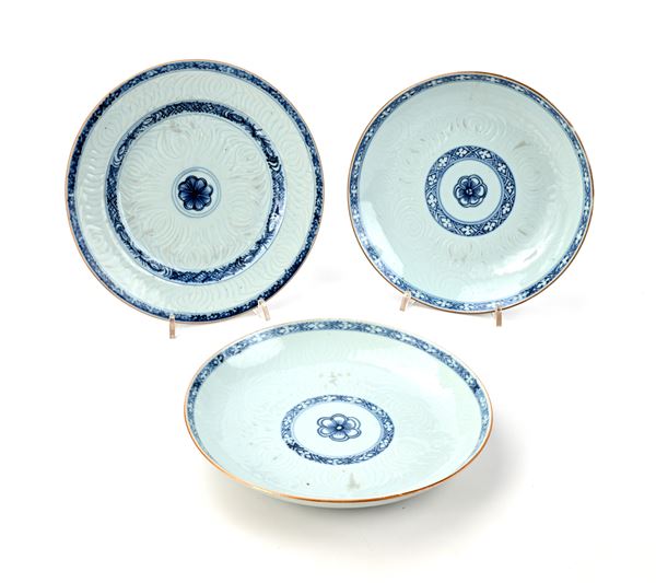 Tre piatti simili in porcellana bianca e blu, Cina, XVIII secolo