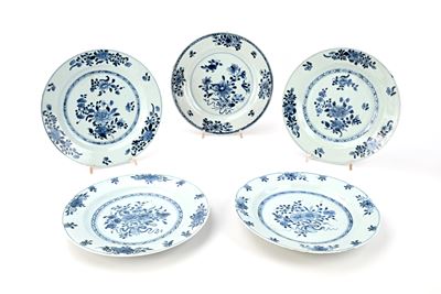 Cina, Cinque piatti in porcellana bianca e blu, XVIII secolo, diametro cm 23