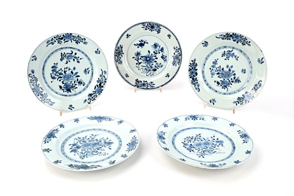 Cinque piatti in porcellana bianca e blu, Cina, XVIII secolo