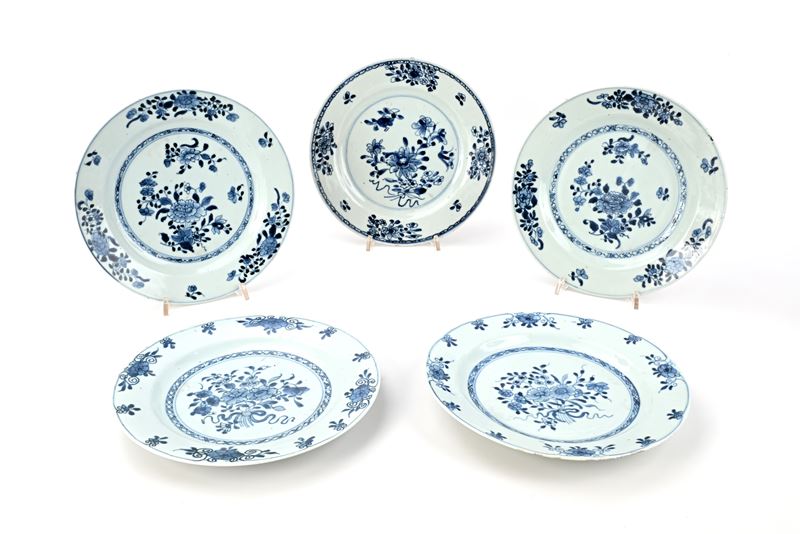 Cinque piatti in porcellana bianca e blu, Cina, XVIII secolo