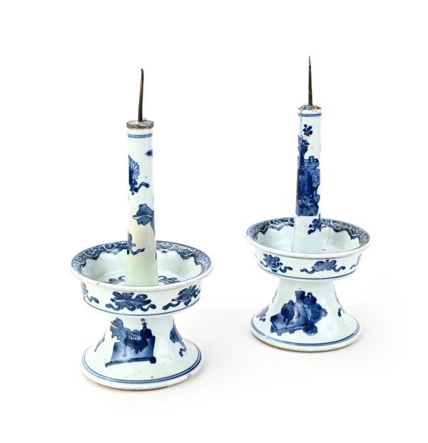 Coppia di candelieri in porcellana bianca e blu, Cina, XVIII secolo