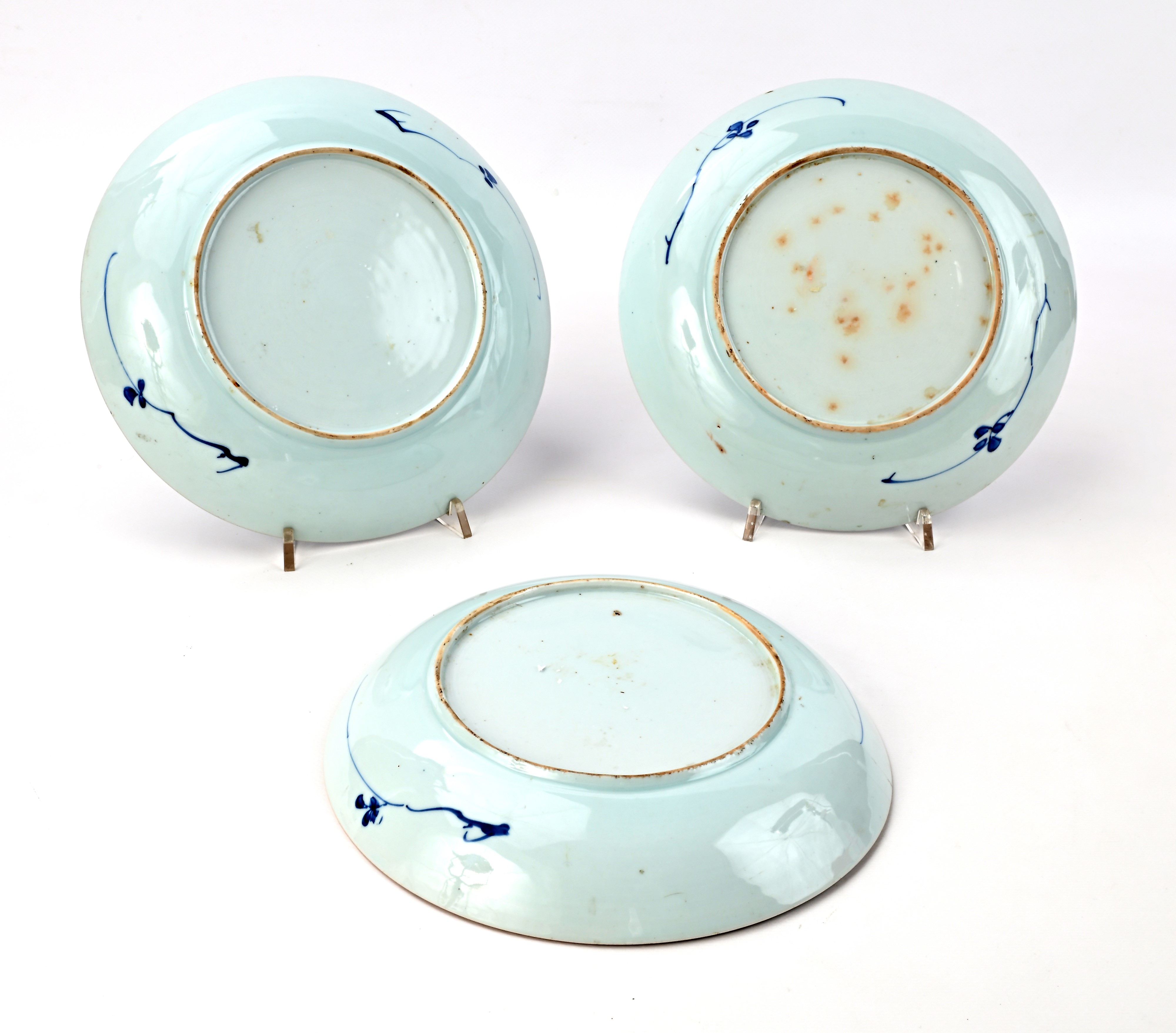 Cina, Tre piatti in porcellana bianca e blu con decorazione floreale, XVIII secolo