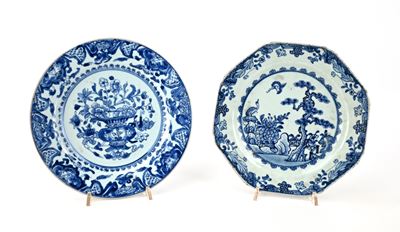 Due Piatti Diversi in Porcellana Bianca e Blu, Cina