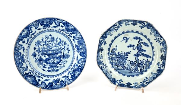 Due piatti diversi in porcellana bianca e blu, Cina
