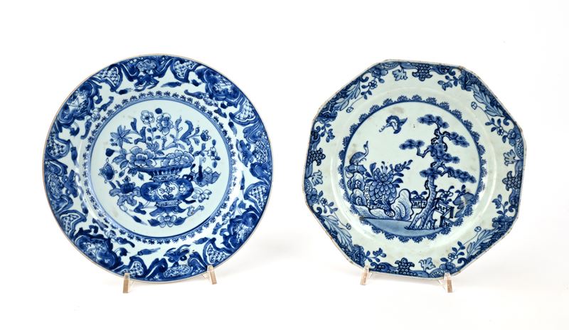 Due Piatti Diversi in Porcellana Bianca e Blu, Cina