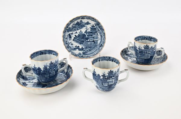 Tre tazzine biansate con piattino in porcellana bianca e blu, Cina, XVIII secolo