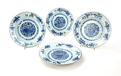 Cina, Quattro piatti in porcellana bianca e blu con decorazione floreale, XVIII secolo