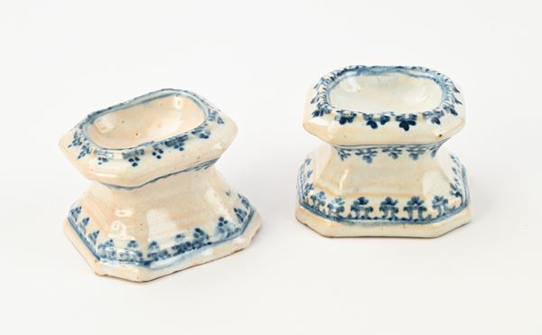 Coppia di saliere in maiolica bianca e blu, Savona, XVIII secolo