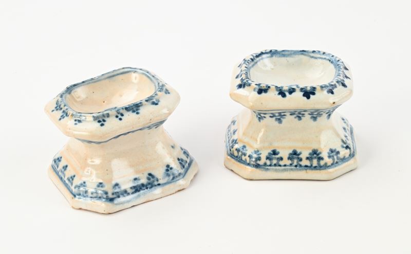 Coppia di saliere in maiolica bianca e blu, Savona, XVIII secolo