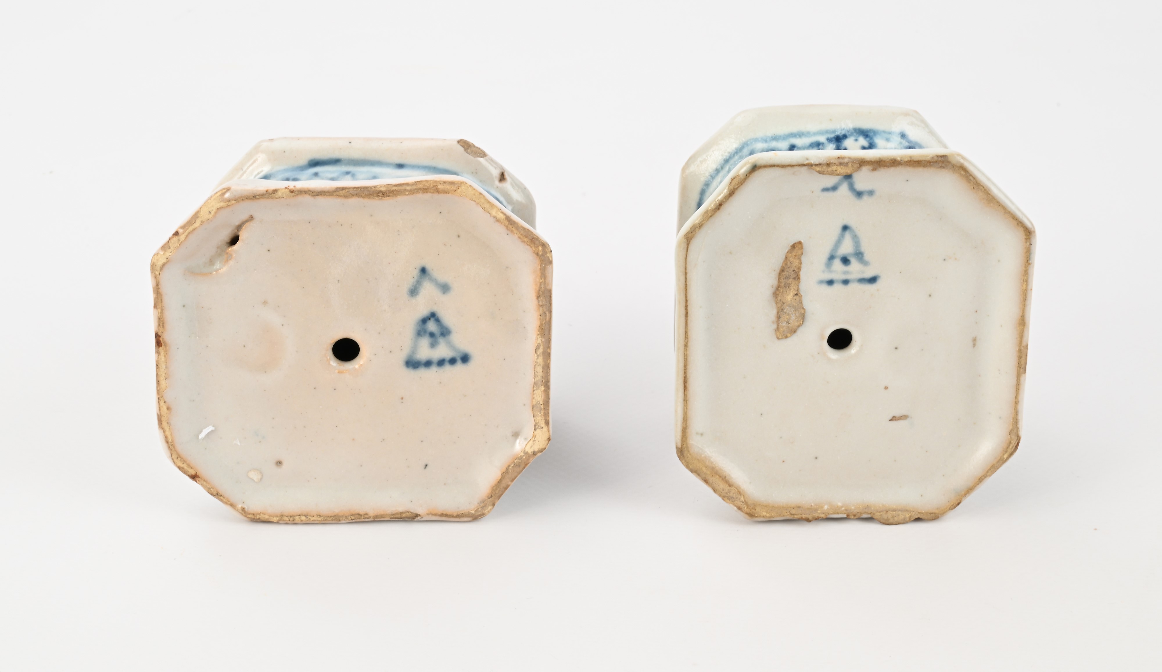 Coppia di saliere in maiolica bianca e blu, Savona, XVIII secolo