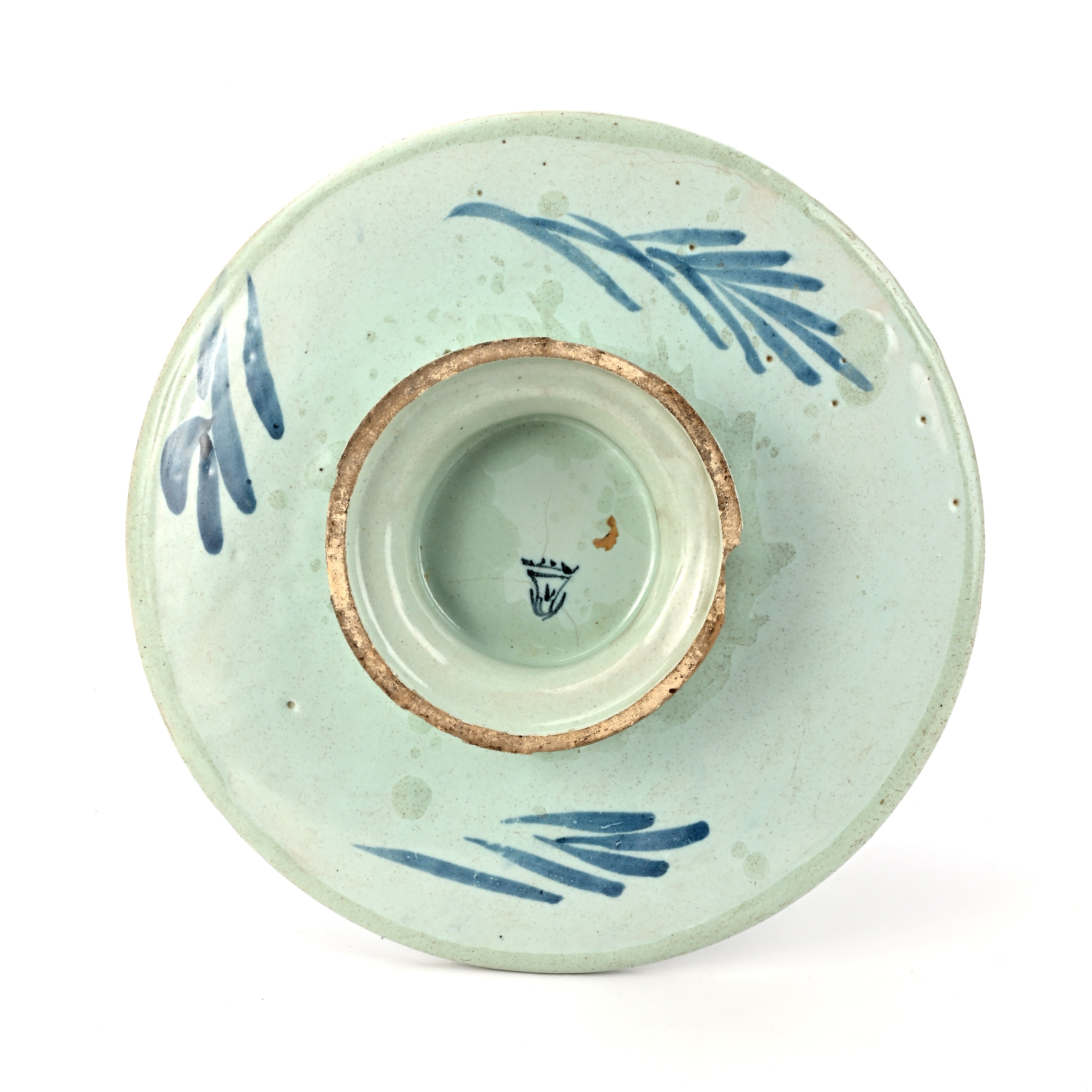 Alzatina in maiolica bianca e blu con figure, Liguria, XVIII secolo