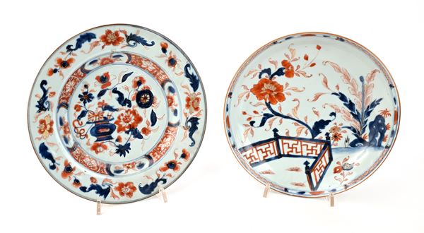 Due piatti diversi in porcellana decorati nei toni dell'Imari, Cina, XVIII secolo