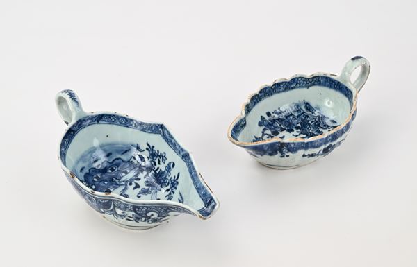 Due salsiere diverse in porcellana bianca e blu, Cina, Compagnia delle Indie, XVIII secolo
