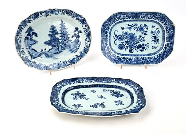 Tre vassoietti diversi in porcellana bianca e blu, Cina, XVIII secolo