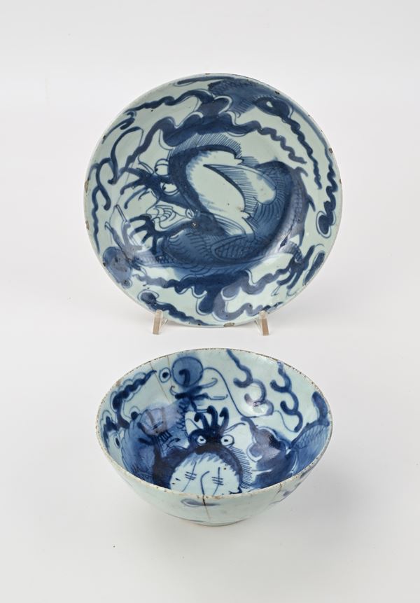 Due ciotole diverse in porcellana bianca e blu, Cina, XVIII secolo