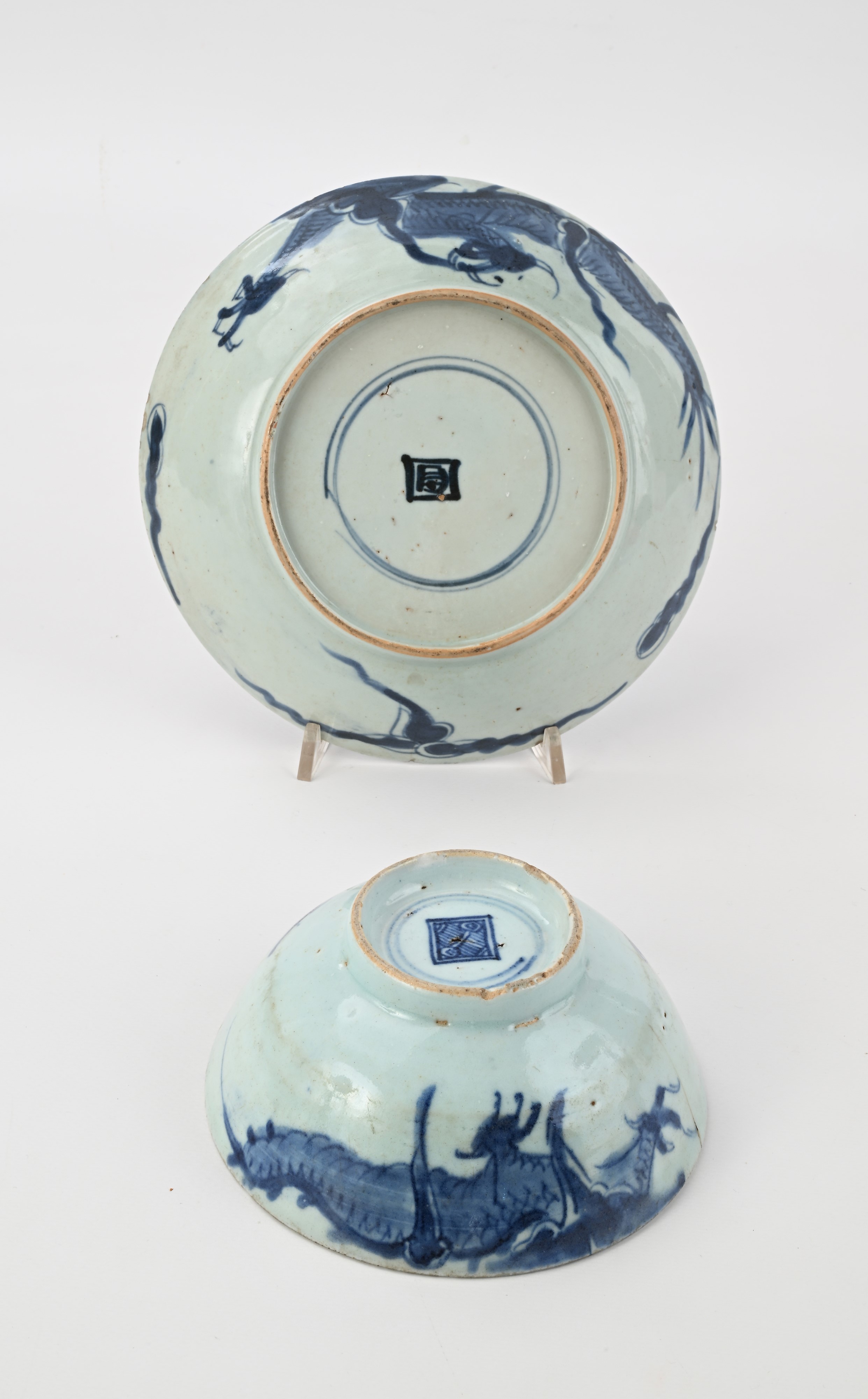 Due Ciotole Diverse in Porcellana Bianca e Blu, Cina, XVIII Secolo