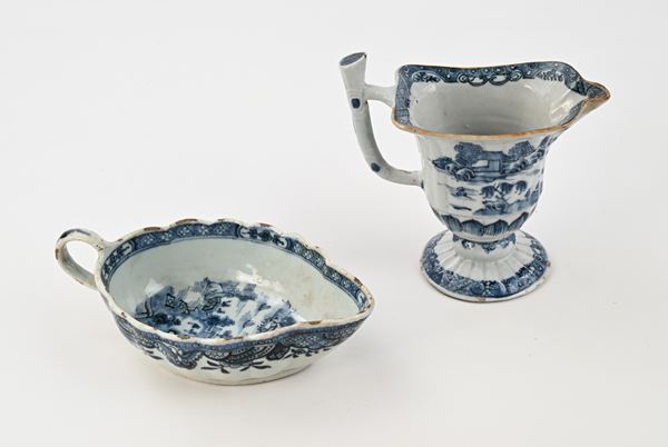 Salsiera a navicella e brocchetta in porcellana bianca e blu, Compagnia delle Indie, XVIII secolo