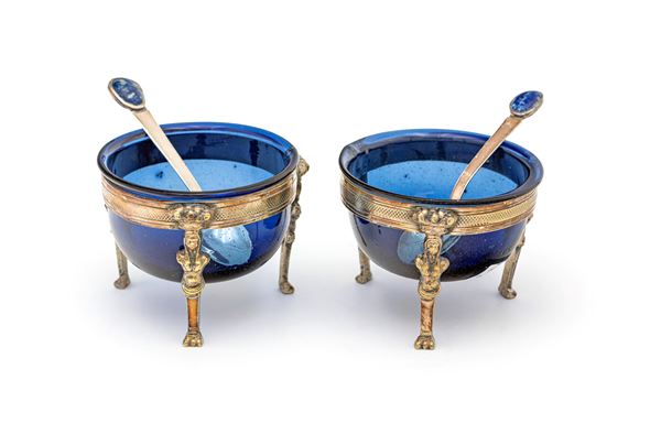 Coppia di saliere in argento con vaschetta in vetro soffiato blu e cucchiaino, XIX secolo