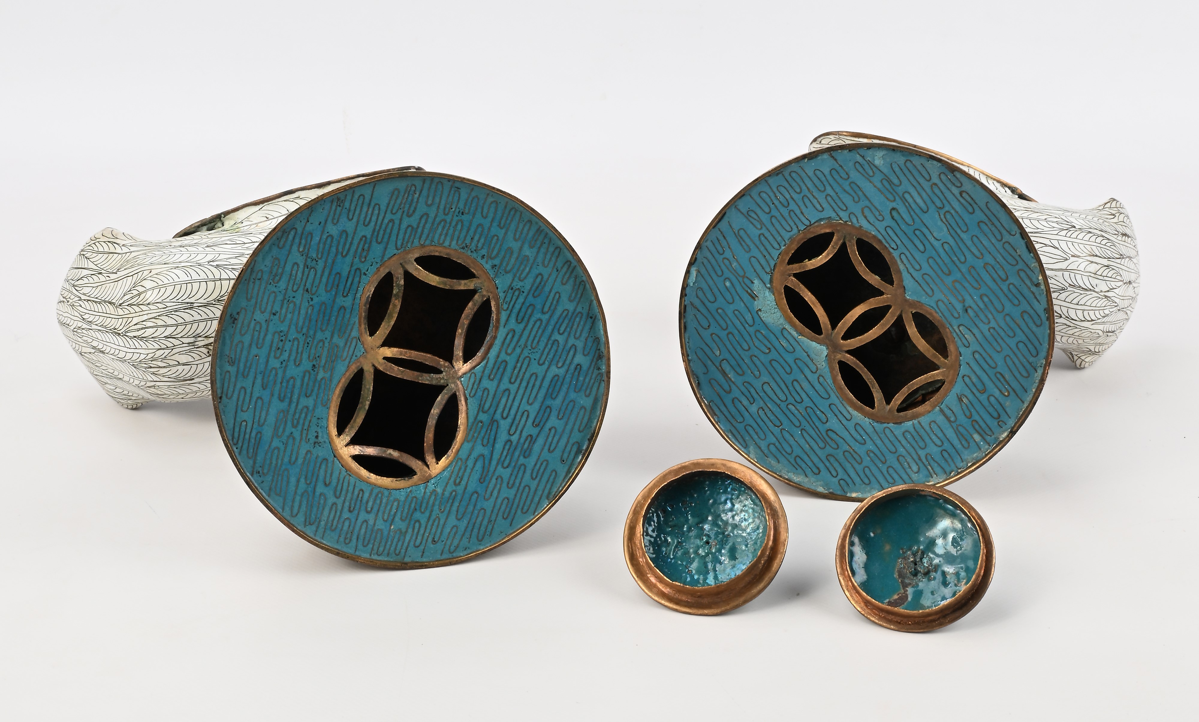Coppia di Bruciaprofumi Zoomorfi in Metallo Cloisonné, Cina, Fine XIX/inizi XX Secolo