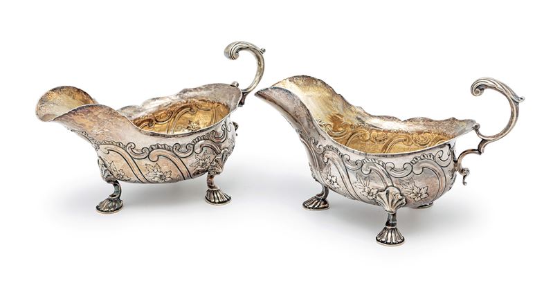 Coppia di Salsiere a Navicella in Argento Sbalzato, Londra, 1746, Orafo Sam Wood