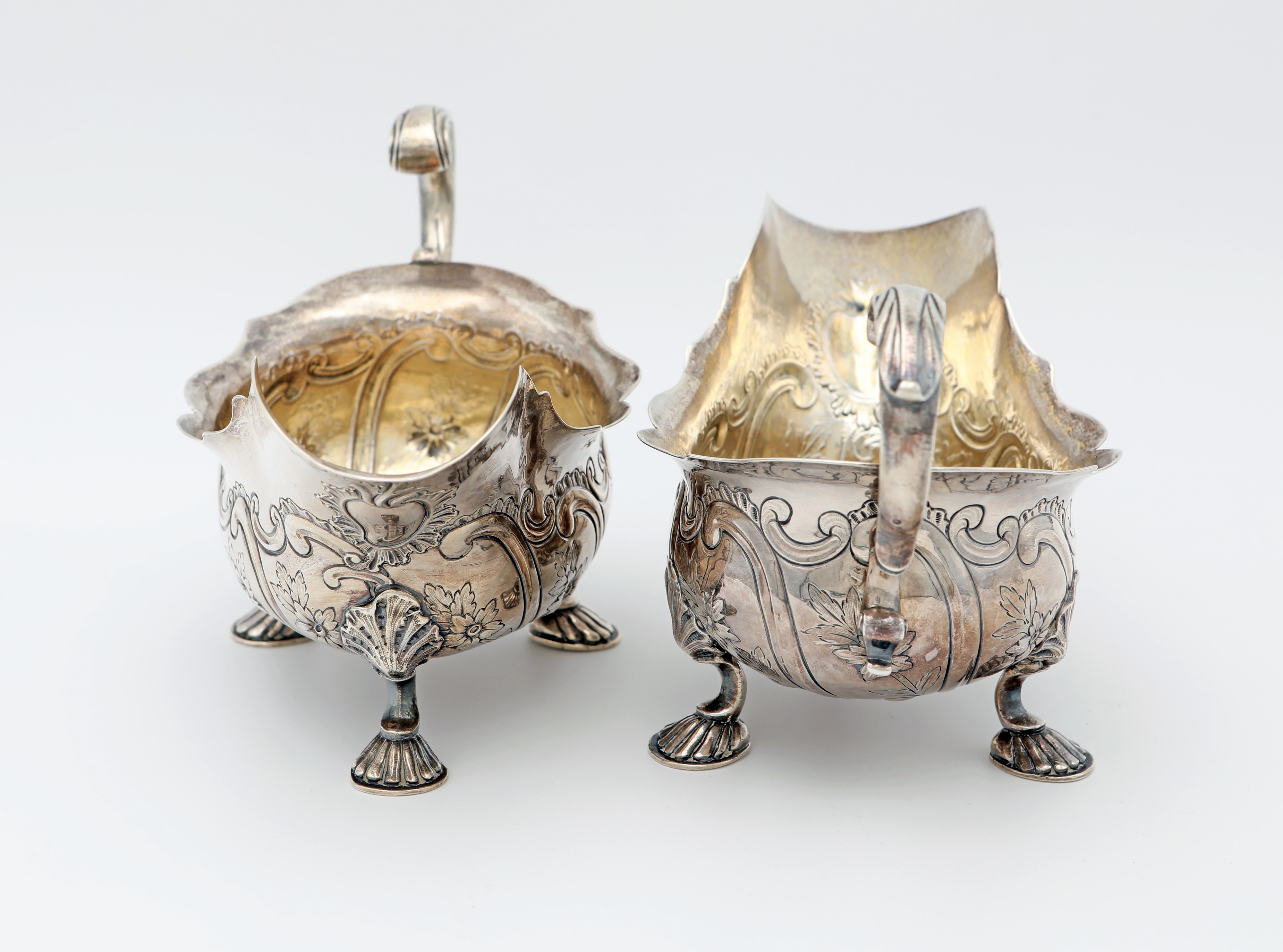 Coppia di Salsiere a Navicella in Argento Sbalzato, Londra, 1746, Orafo Sam Wood