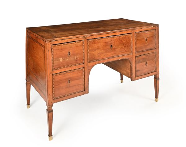 Scrivania da centro a bancone in noce con profili intarsiati, Italia centrale, fine del XVIII scolo