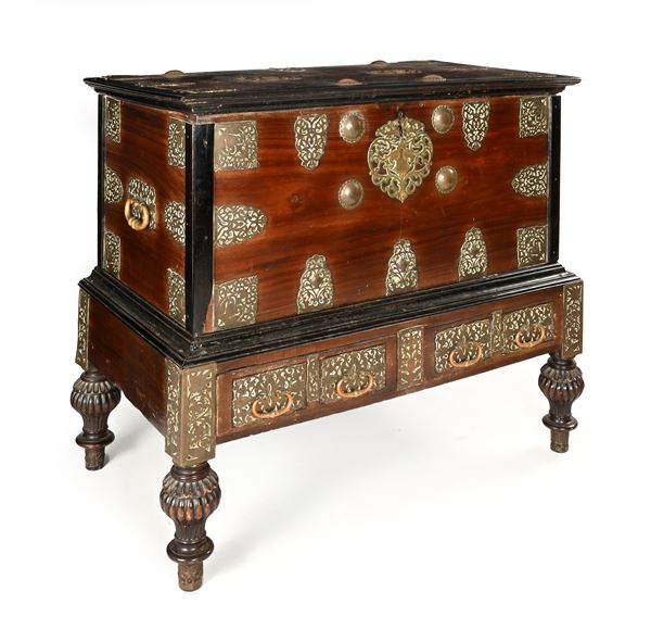Cassone in legno con base ed applicazioni in ottone e rame, probabilmente realizzato nelle colonie olandesi,  [..]