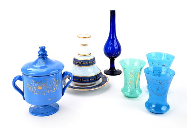 Lotto composto da sei oggetti in vetro opalino, fine XIX/inizio XX secolo