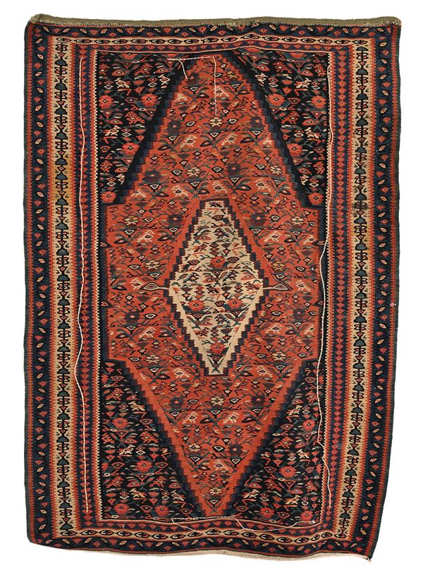 Tappeto Kilim Sharkoy fondo rosso, inizio XX secolo