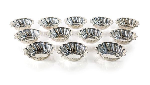 Dodici vaschette in argento 800/000