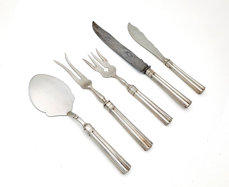 Cinque posate da portata con prese scanalate, Austroungarico, XIX secolo