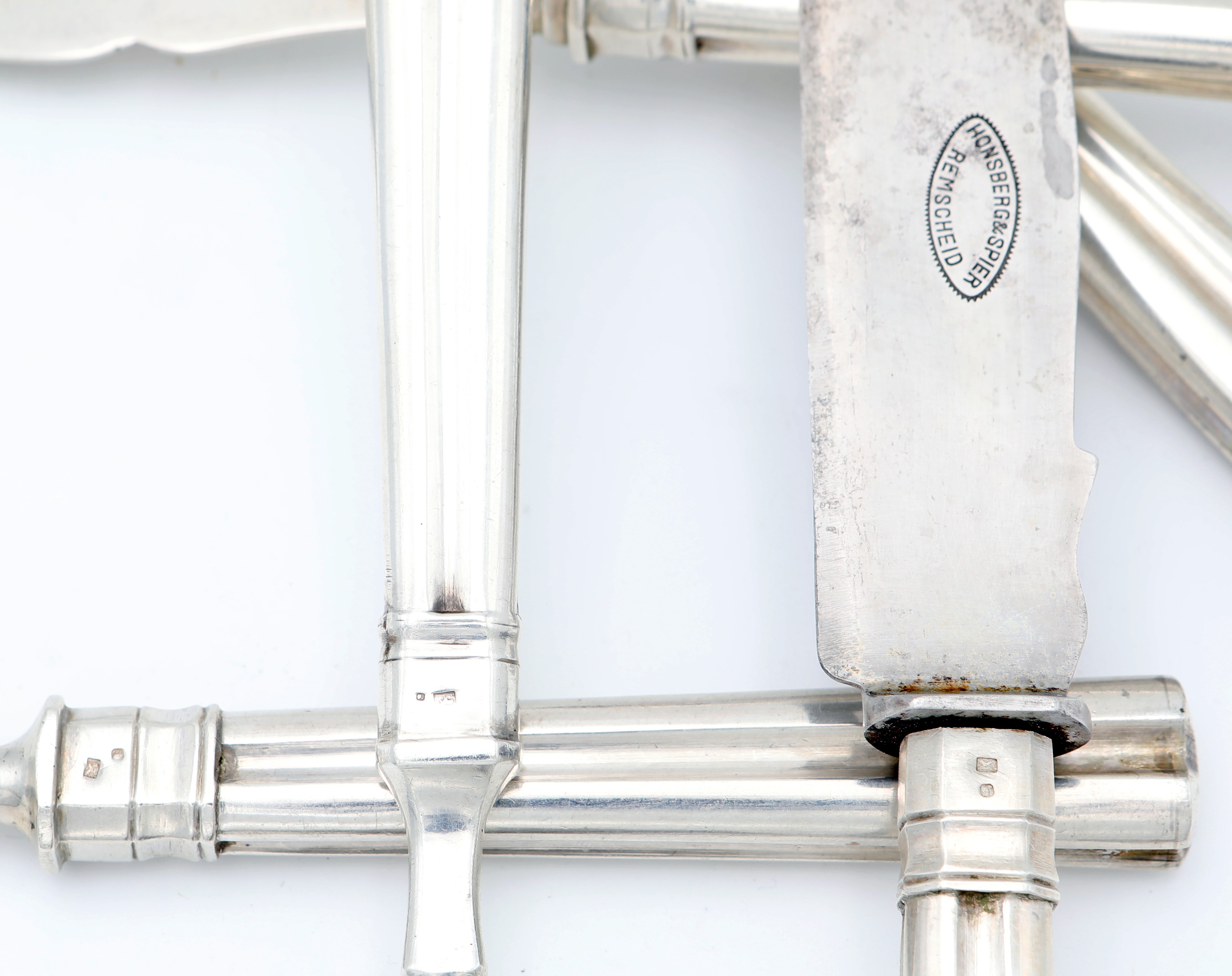 Cinque posate da portata con prese scanalate, Austroungarico, XIX secolo