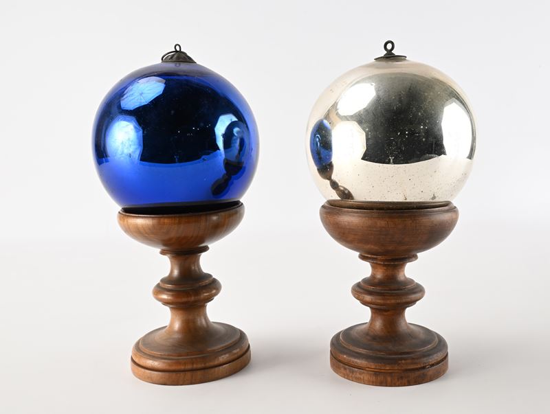 Due Wish Balls in Vetro Soffiato Blu e Argento, Inghilterra, Fine XIX/inizi XX Secolo