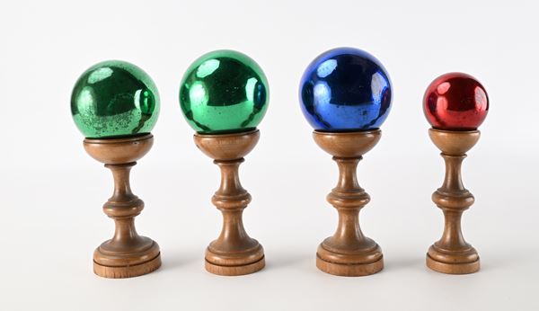 Quattro wish balls diverse in vetro soffiato, Inghilterra, fine XIX/inizi XX secolo