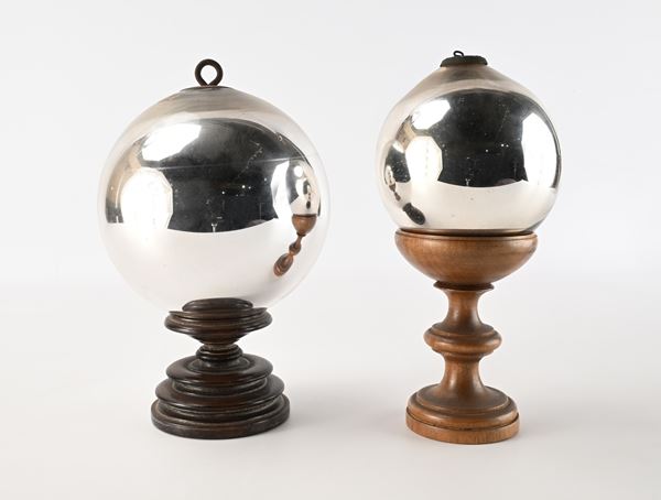 Due wish balls in vetro soffiato argentato, Inghilterra, fine XIX/inizi XX secolo