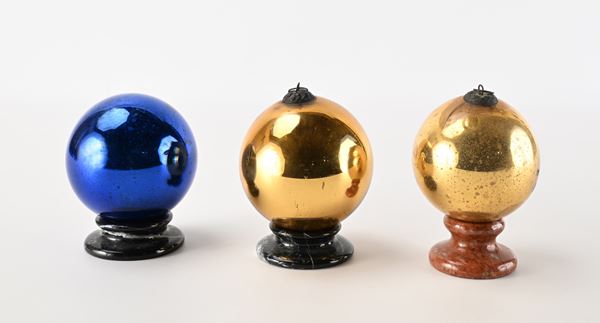 Tre wish balls diverse in vetro soffiato blu e oro, Inghilterra fine XIX/inizi XX secolo