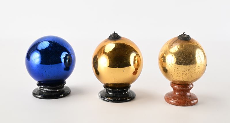 Tre Wish Balls Diverse in Vetro Soffiato Blu e Oro, Inghilterra Fine XIX/inizi XX Secolo